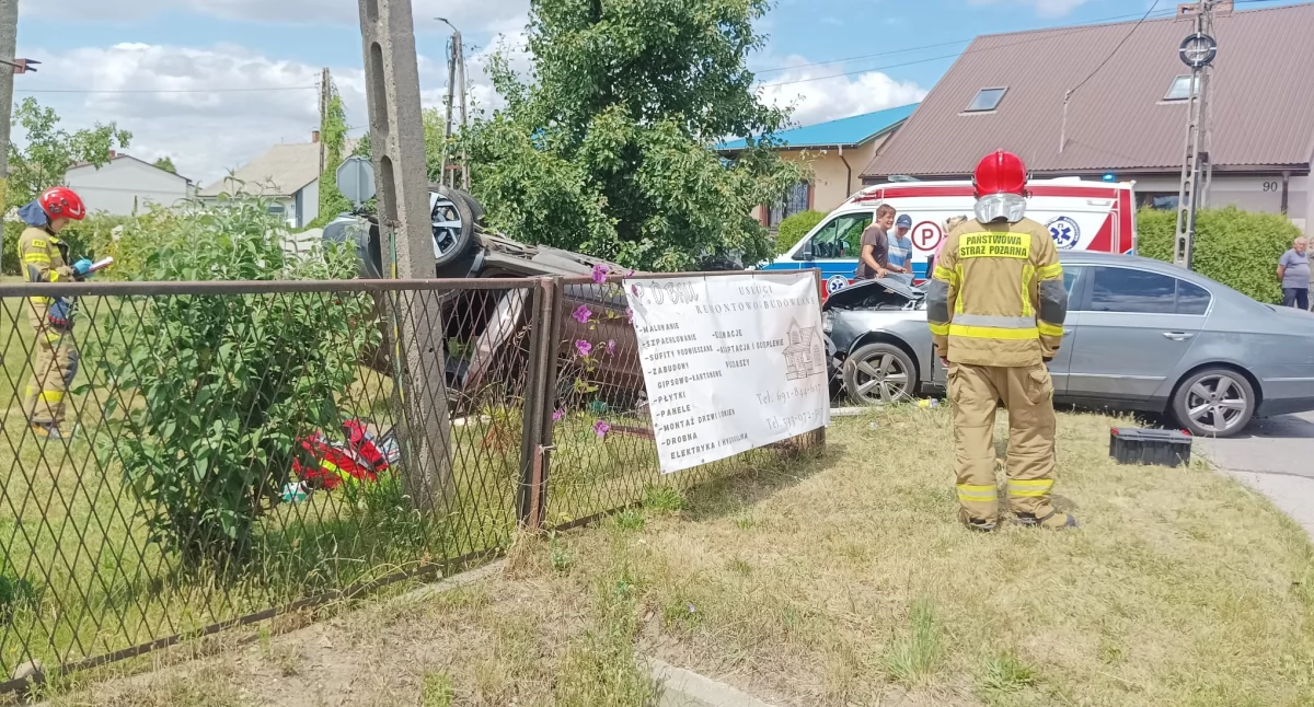 Czołówka i dachowanie. Dwie kobiety ranne