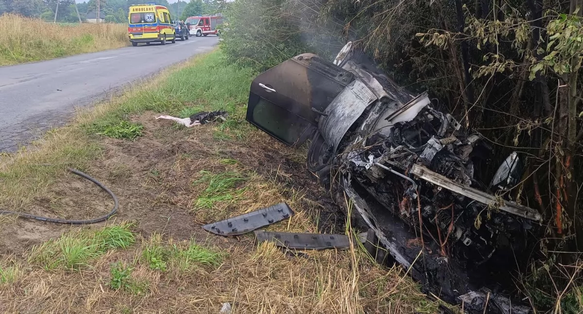 Dachowanie i pożar samochodu. Wypadek w Golkowie