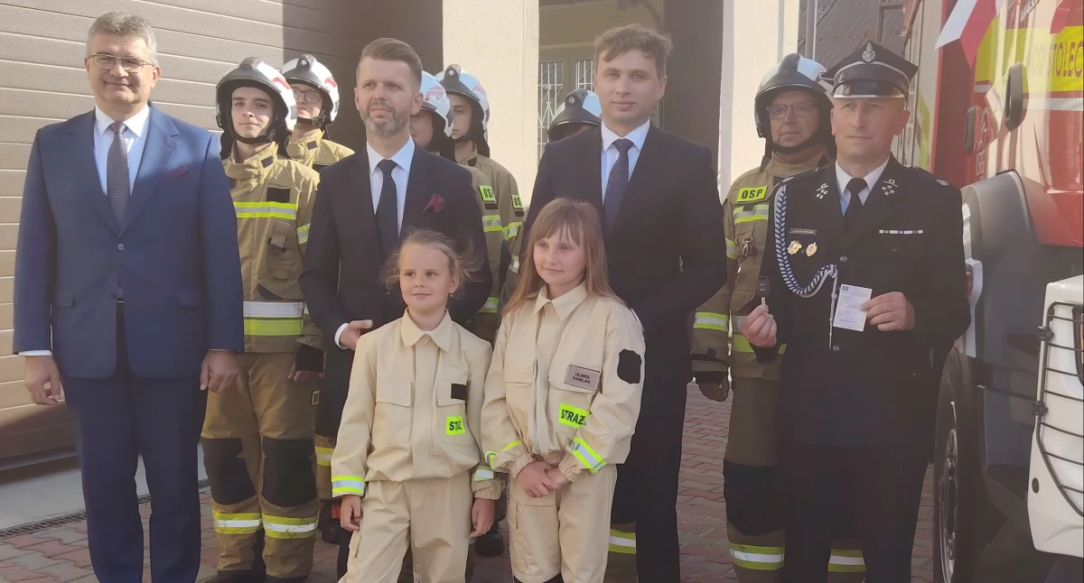 Uroczyste powitanie i poświęcenie nowego wozu strażackiego w OSP Stolec
