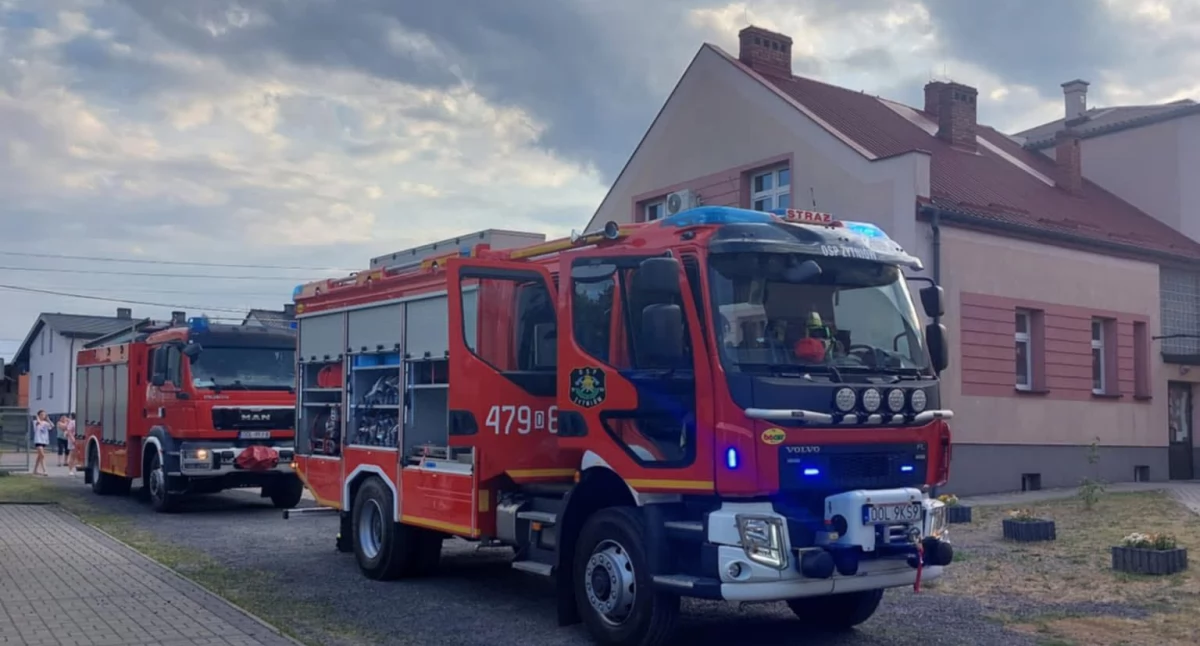 Zalanie szkoły podstawowej w Żytniowie, gm. Rudniki: Interwencja straży pożarnej
