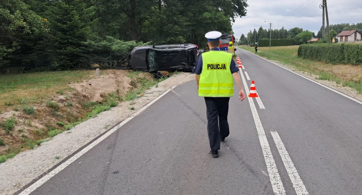 Samochód uderzył w ogrodzenie. Kolizja wyglądała groźnie