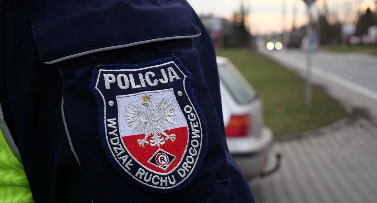Mrugał światłami, bo ostrzegał przed kontrolą - okazało się, że sam... nie miał prawa jazdy