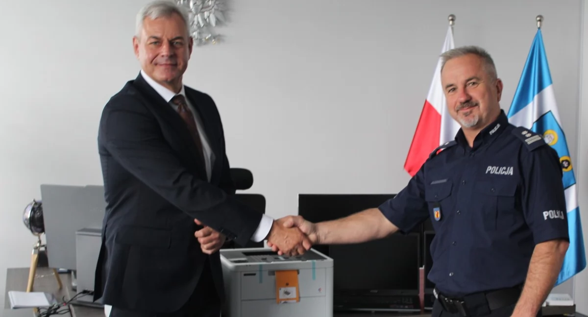 Gmina Rząśnia przekazała nowy sprzęt pajęczańskiej policji - będzie używany do walki z przestępstwami internetowymi 