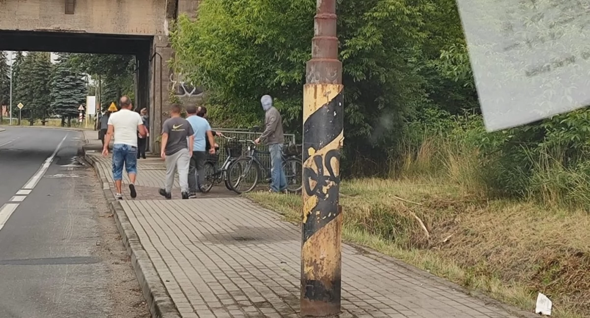 Siedemnastolatek wjechał hulajnogą elektryczną w słup. Zabrał go LPR