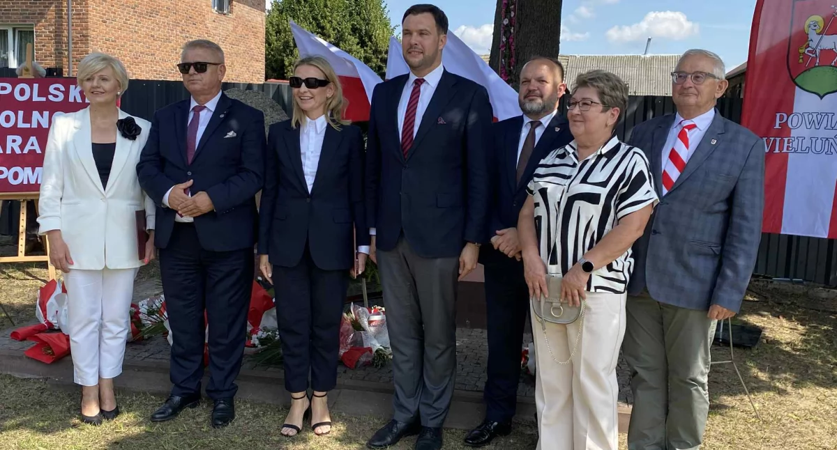 Obchody Dnia Walki i Męczeństwa Wsi Polskiej w Dębinie: Hołd dla ofiar II wojny światowej