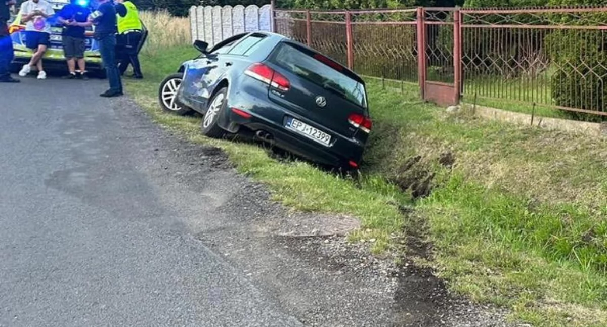Szaleńcza jazda, kraksa, uszkodzenie radiowozu i ucieczka