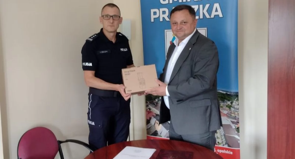 Praszka wspiera policję: Testy narkotykowe dla funkcjonariuszy z powiatu oleskiego