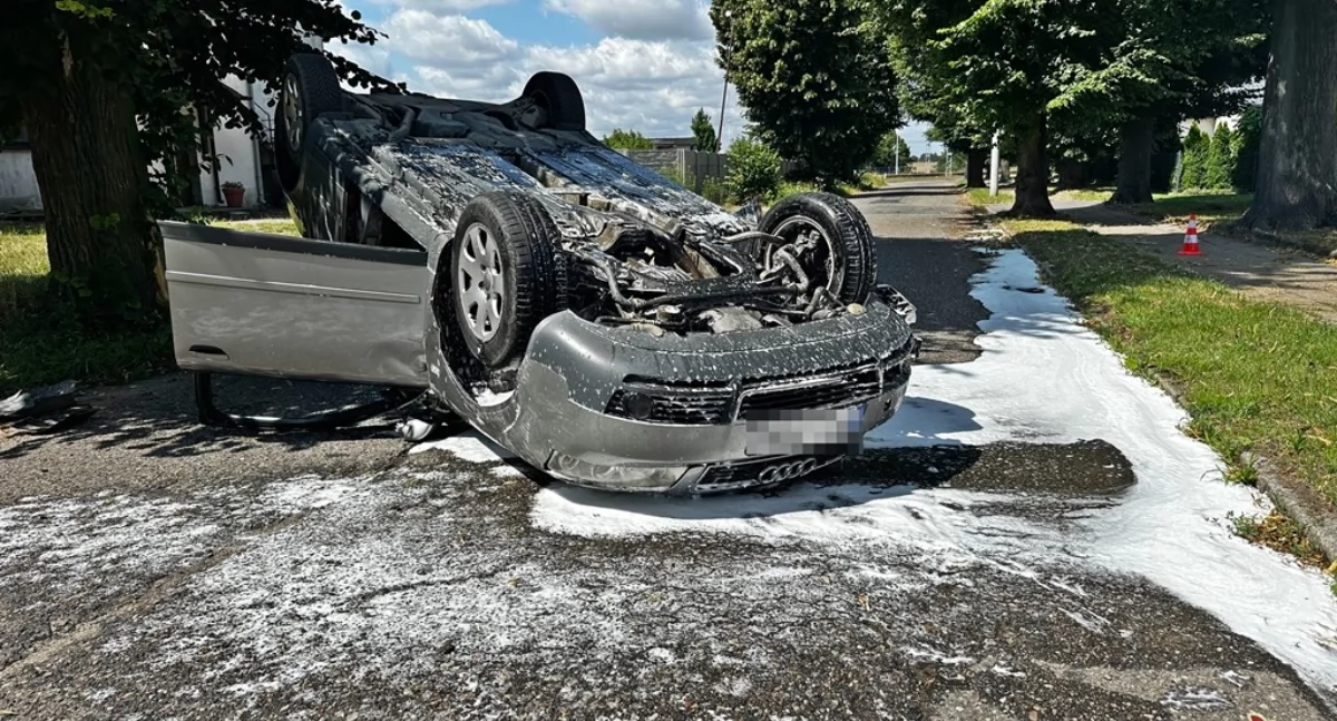 Wypadek, dachowanie i pożar auta