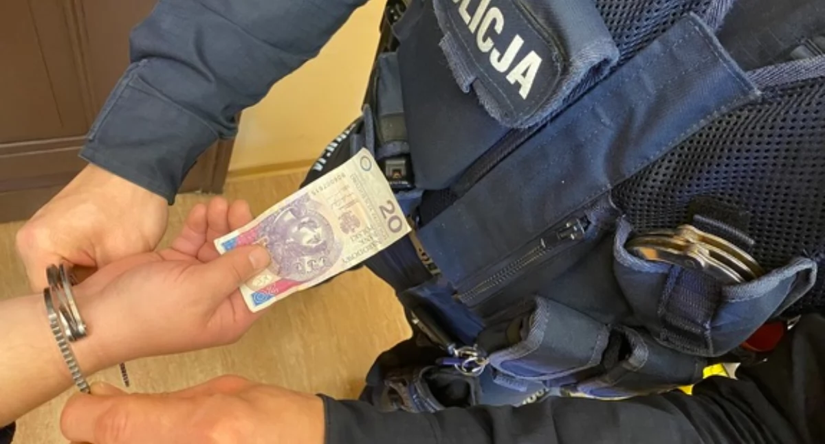Policjanci zatrzymali pijanego kierowcę - 54-latek chciał ich przekupić