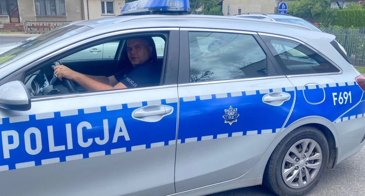 Dzielnicowy zauważył poszukiwanego mężczyznę - pijany 38-latek jechał autem z dziećmi