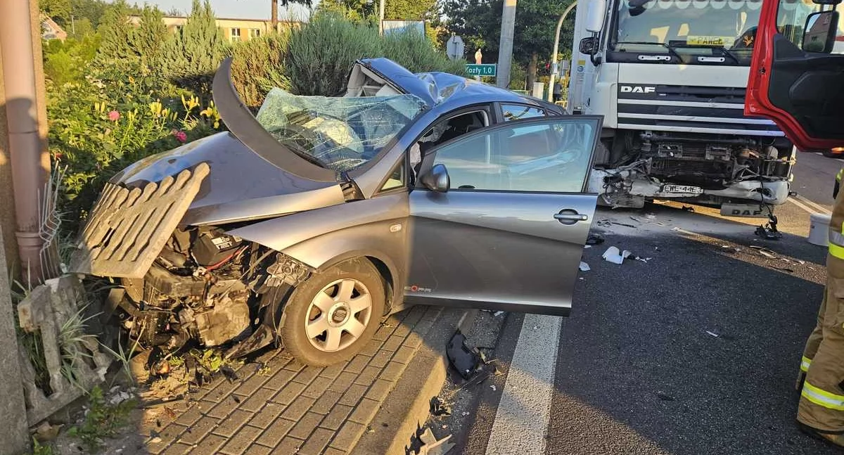 Osobówka zderzyła się z ciężarówką - jedna osoba trafiła do szpitala