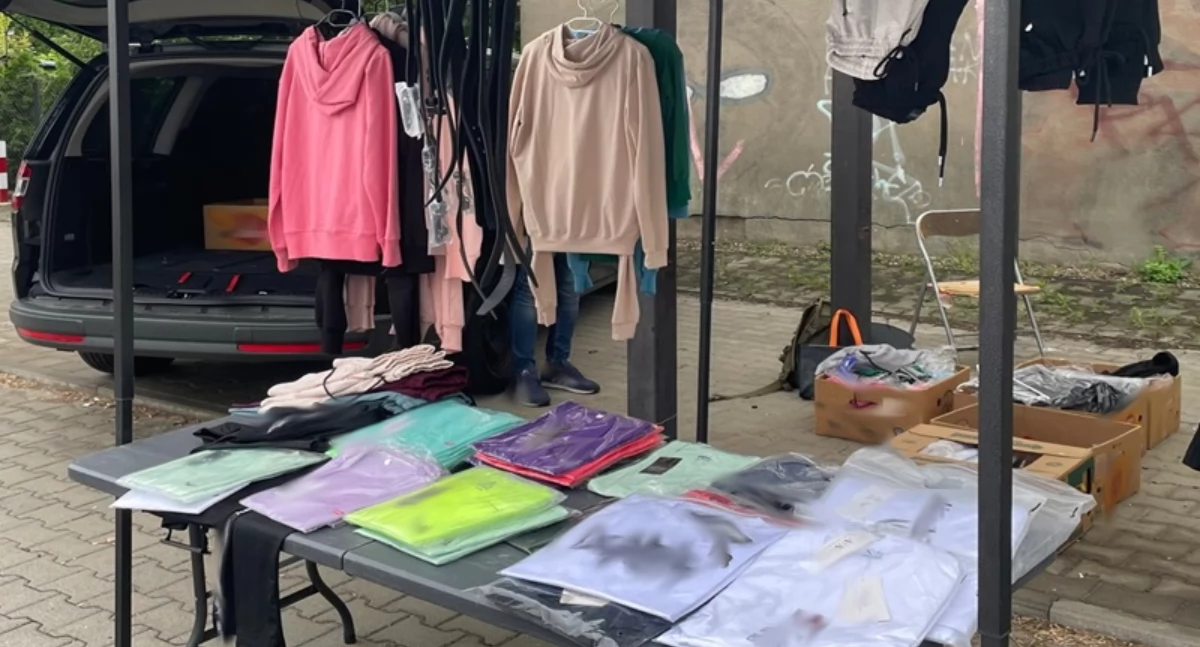 Odzież i perfumy z podrobionymi znakami towarowymi - część towaru zabezpieczono w Lututowie
