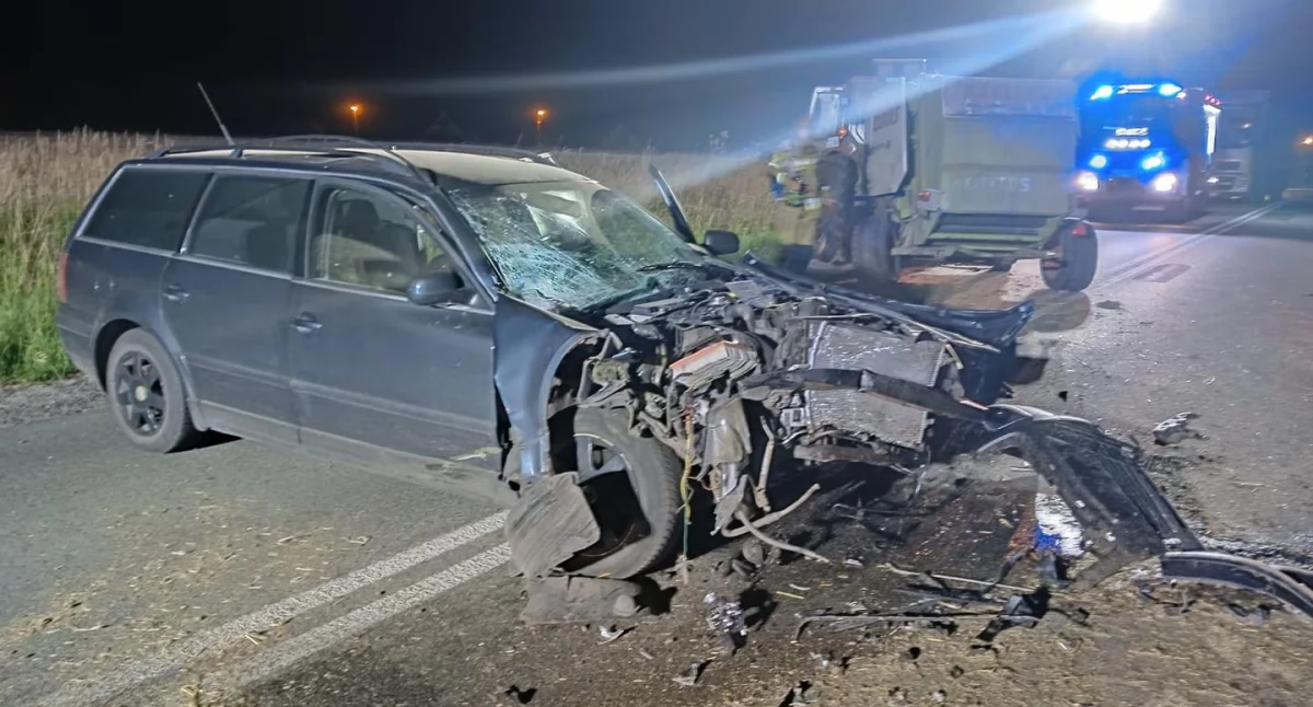 Zbyt szybka jazda zakończona kolizją z traktorem