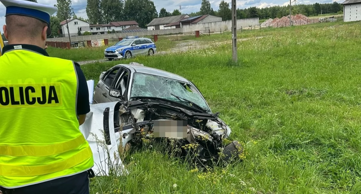 19-latek nieprawidłowo wyprzedzał - jego bmw zatrzymało się na słupie
