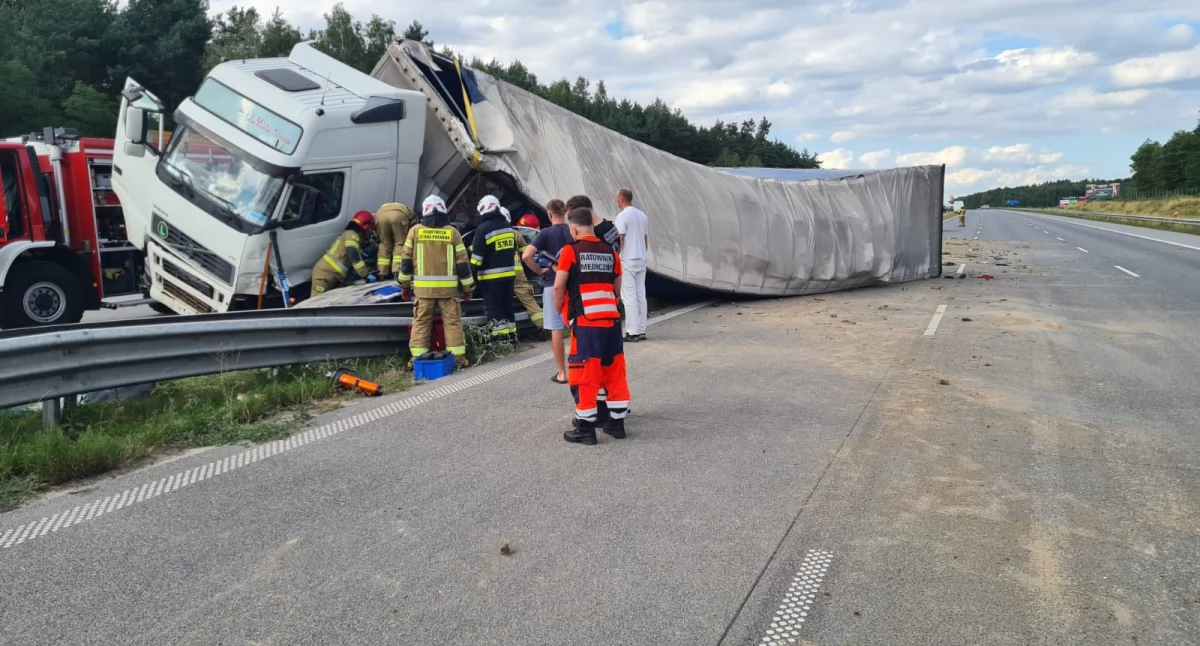 Drogowy koszmar na A1! Naczepa ciężarówki przewróciła się na osobowe auto, 9-latek w szpitalu