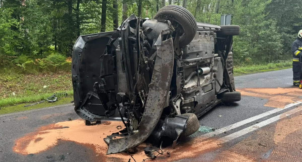 Volkswagen zjechał z drogi, uderzył w drzewo i dachował - 18-latek był pijany i nie miał prawa jazdy!