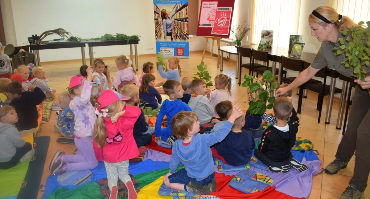 Leśnik w bibliotece: Przedszkolaki z Osjakowa poznawały tajemnice lasu