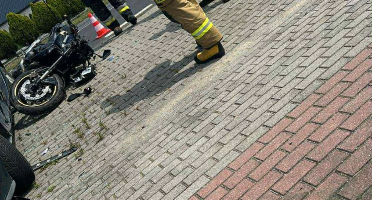 Wypadek drogowy w Dąbrowie. Motocyklista w szpitalu