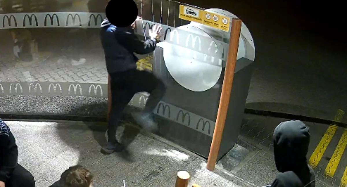16-latek wybił szybę w jednej z restauracji - teraz czekają go surowe konsekwencje