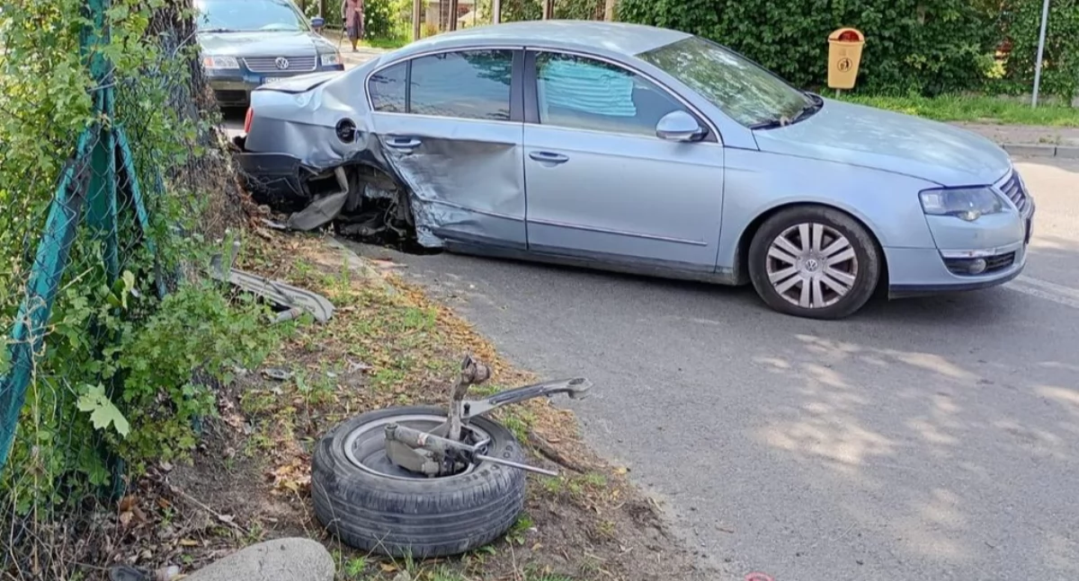 Zderzenie dwóch aut osobowych w Skomlinie: 86-letnia pasażerka trafiła do szpitala
