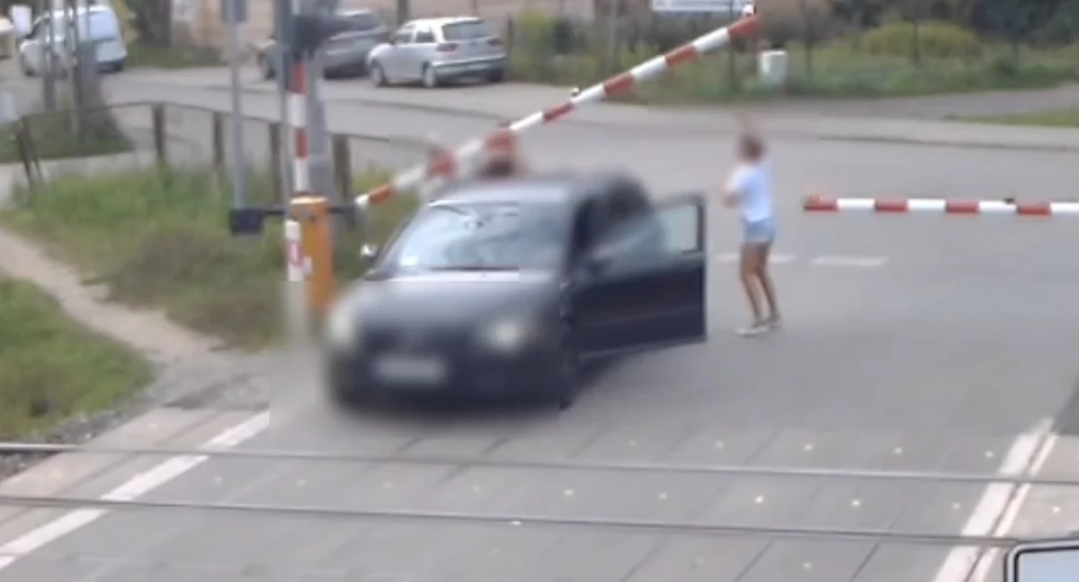 Z dziećmi utknęła na torach. Groźna sytuacja na przejeździe kolejowym [VIDEO]