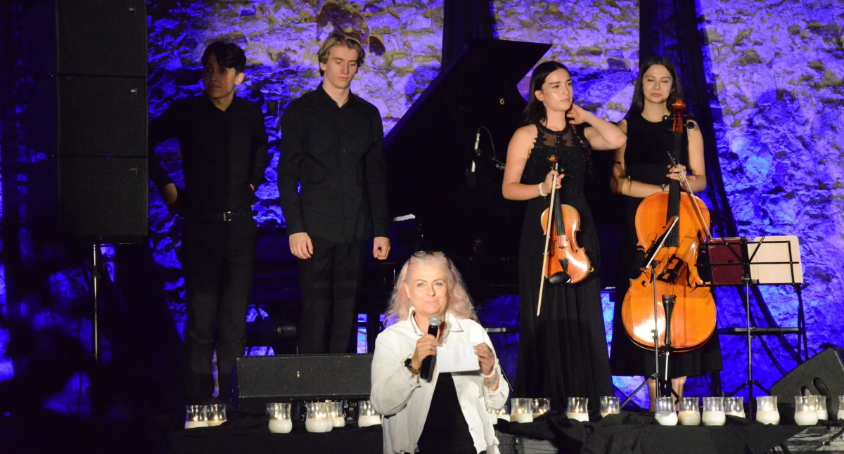 Koncerty fortepianowe przy świecach w Wieluniu – muzyka, historia i magia sierpniowych wieczorów