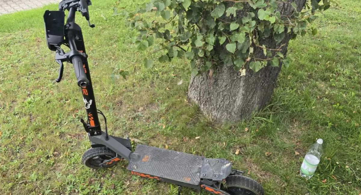Najechał hulajnogą na dziurę w drodze. Nastolatek trafił do szpitala