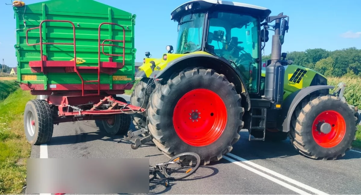 Poważny wypadek na DK11 w Gołkowicach, gm. Byczyna: Rowerzysta potrącony przez ciągnik rolniczy