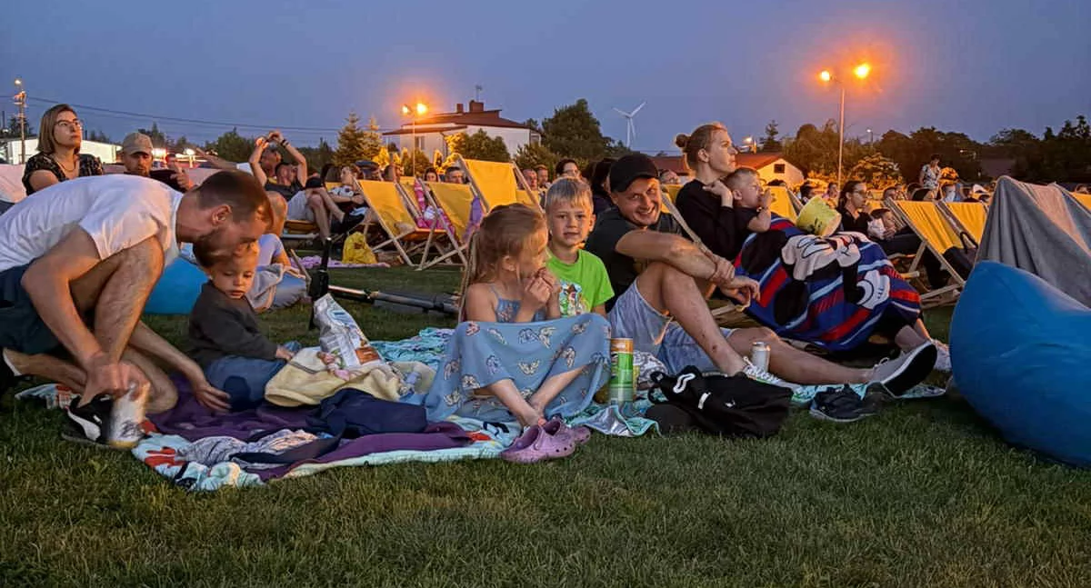 Letnie kino plenerowe w Rząśni: Seans pod gwiazdami, popcorn i integracja mieszkańców