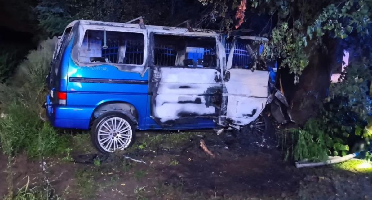 Zjechał z drogi, uderzył w drzewo, a auto stanęło w płomieniach - 42-latek zginął na miejscu