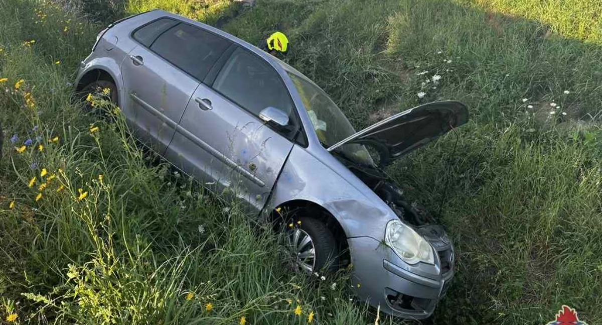 Groźna sytuacja na DK11 w Gołkowicach, gm. Byczyna: Volkswagen wylądował w rowie