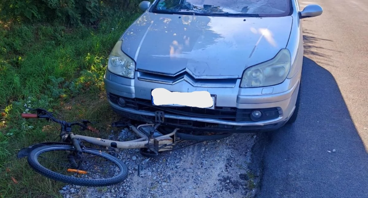 Wypadek w sieradzkim. Potrącenie rowerzysty przez samochód