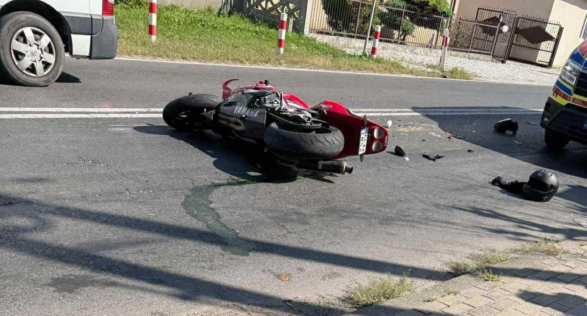 Zderzenie motocykla z maszyną rolniczą w Proboszczowicach: 26-latek trafił do szpitala