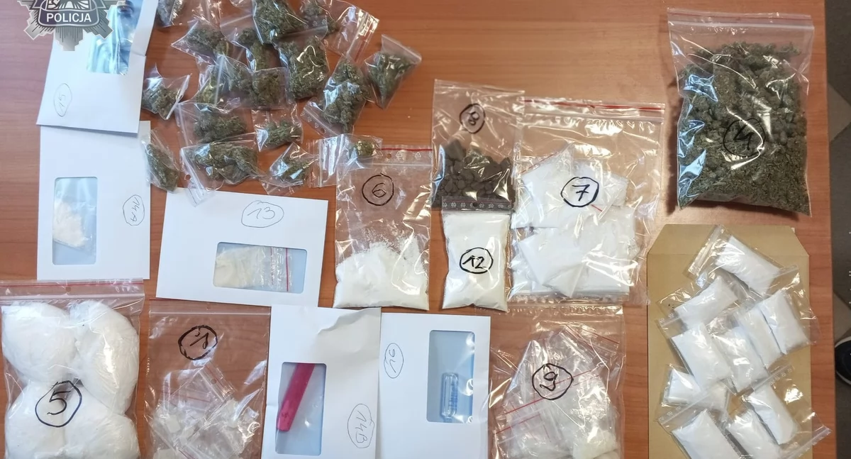 Blisko kilogram narkotyków w mieszkaniu - 49-latkowi grozi nawet 10 lat więzienia
