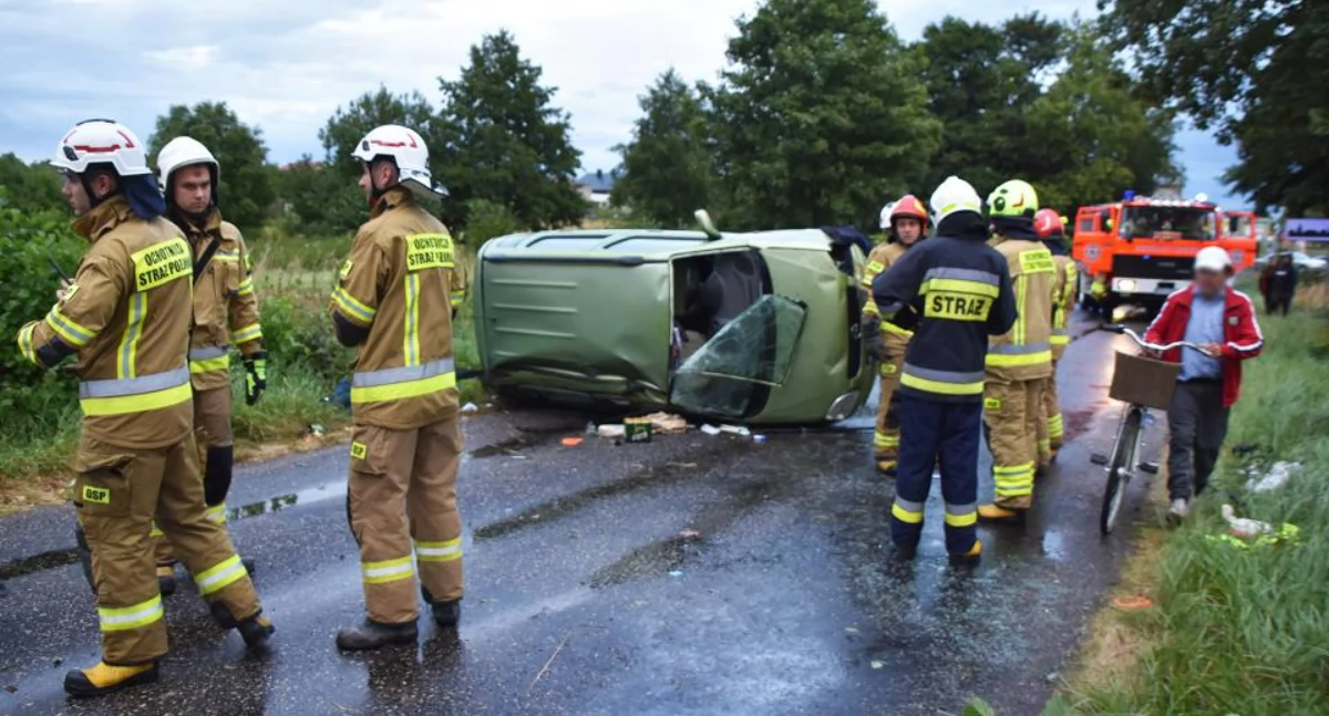 Wypadek i dachowanie na drodze Ożarów - Wierzbie, na granicy powiatów: wieluńskiego i oleskiego