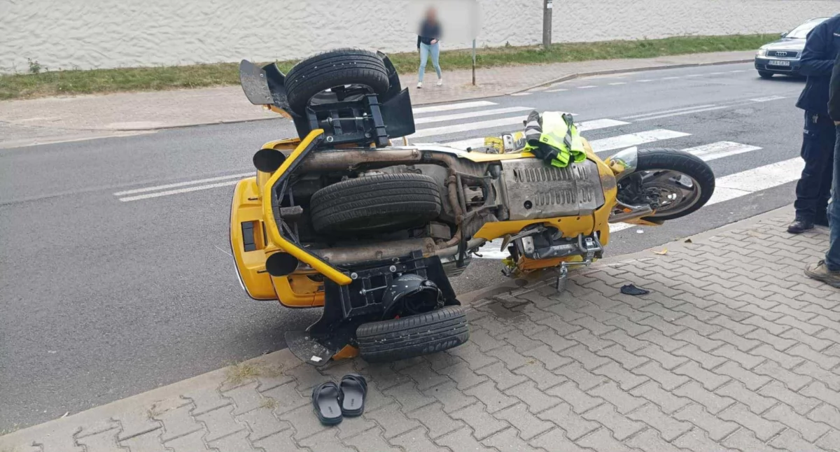 Groźne zdarzenie drogowe z udziałem trójkołowca w Pajęcznie: Kierowca trafił do szpitala