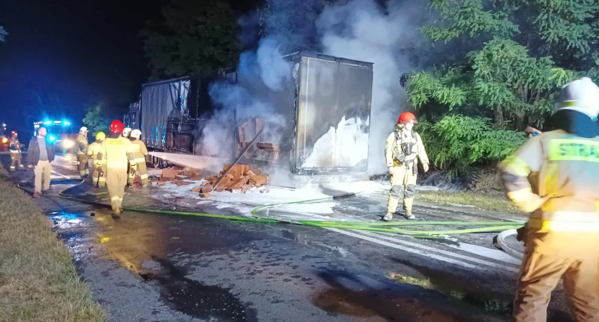Pożar ciężarówki na drodze 