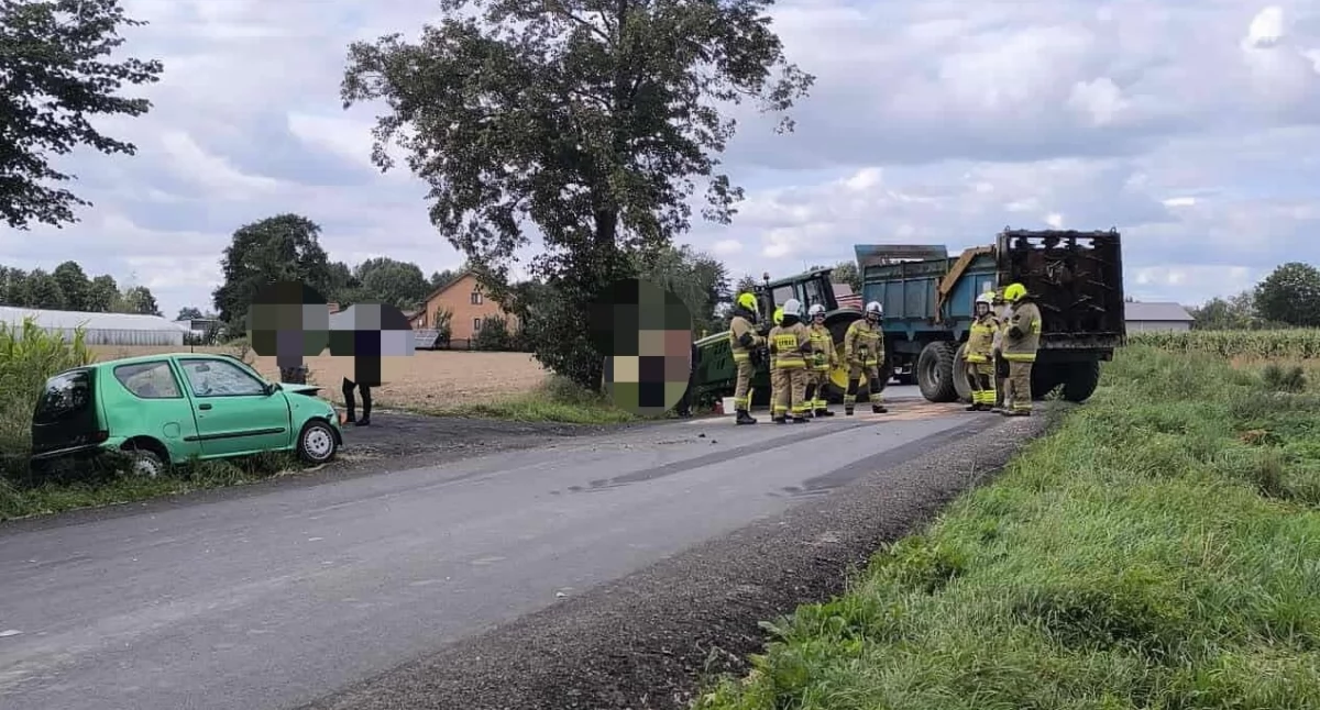 Seicento zderzyło się z ciągnikiem rolniczym - 57-latka trafiła do szpitala