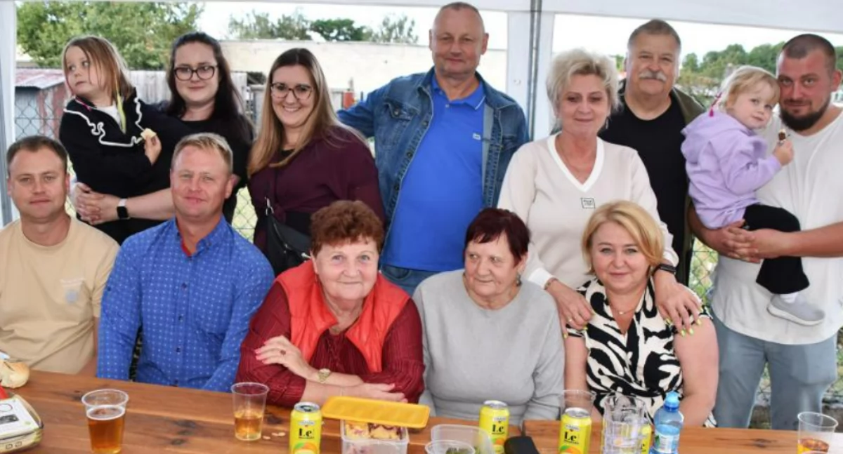 Tak się bawi Nietuszyna. Biały miś, pyszne jedzonko i przejażdżki traktorem