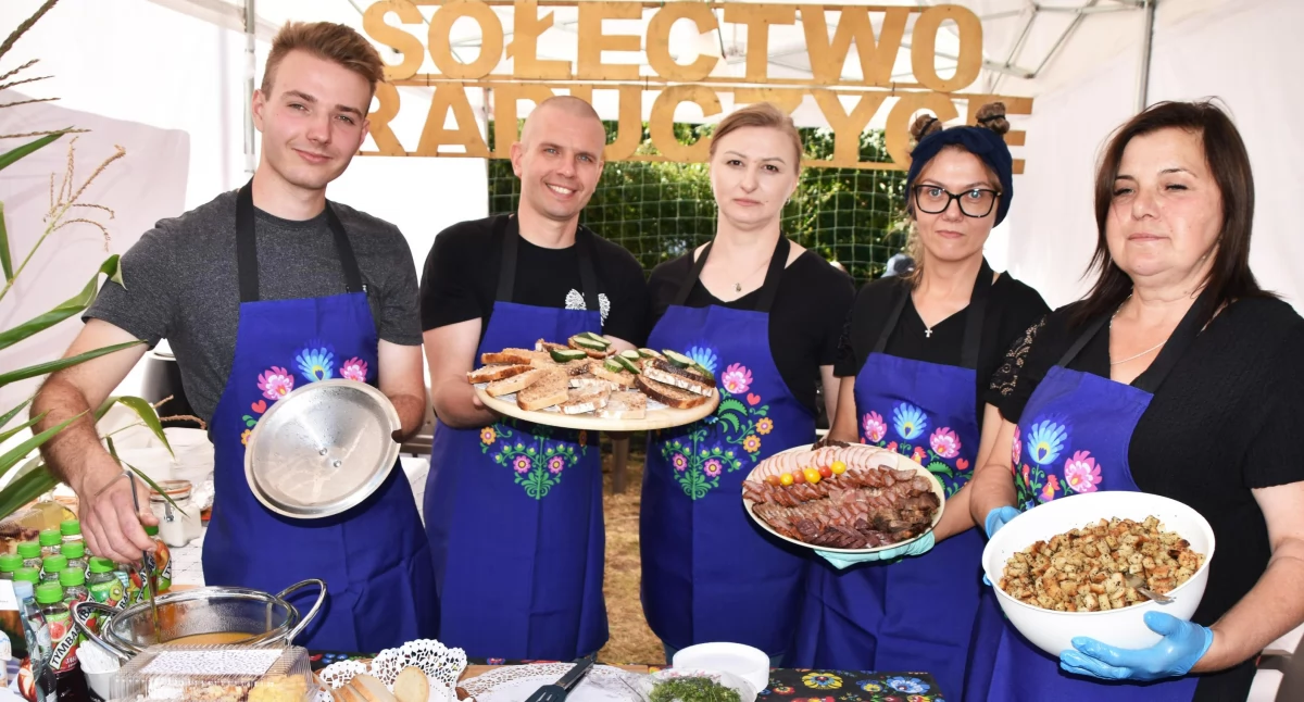 XIV Wojewódzkie Święto Chrzanu w Osjakowie. Chrzan był wszędzie - na scenie, pod sceną i w garnkach