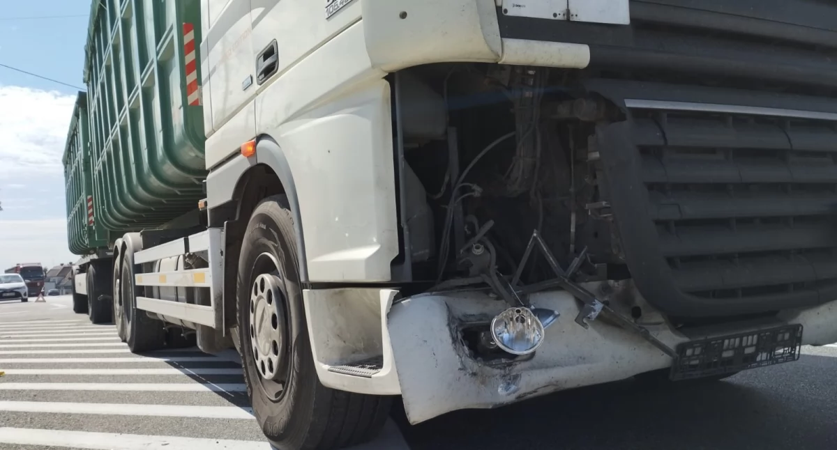 Kolizja z udziałem dwóch ciężarówek na DK 43