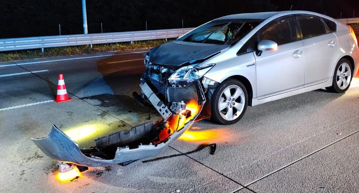 Kolizja na autostradzie A1 pod Radomskiem: Zderzenie dwóch samochodów osobowych