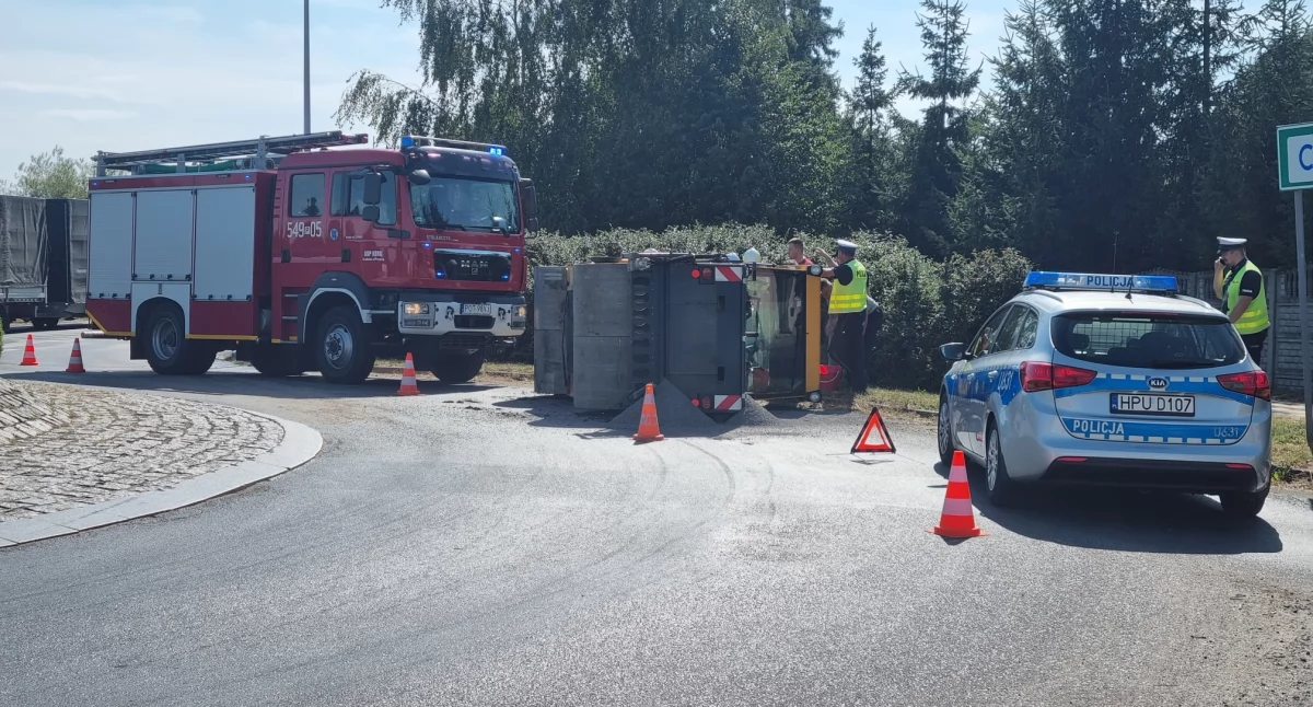 Nietypowe zdarzenie na rondzie! Walec drogowy spadł z naczepy ciężarówki