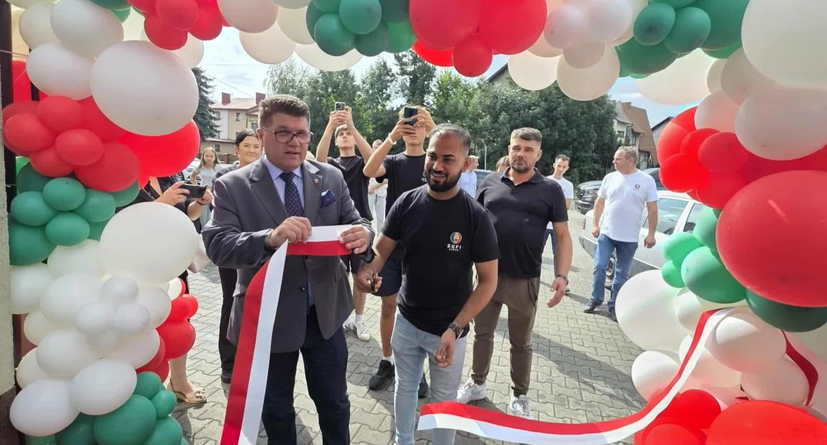 Burmistrz Okrasa uroczyście otwiera lokal z kebabami w Wieluniu