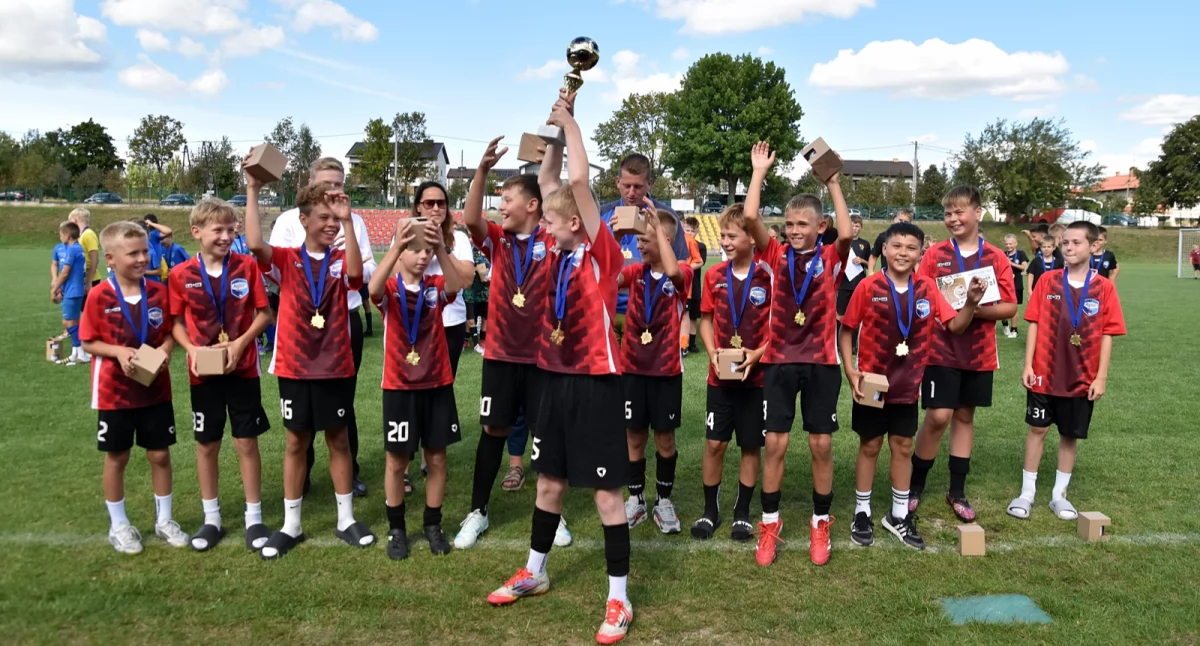 Sport to uśmiech, przyjaźń i fair play – Planeta Futbolu w Strzelcach Wielkich połączyła rywalizację i pomoc charytatywną