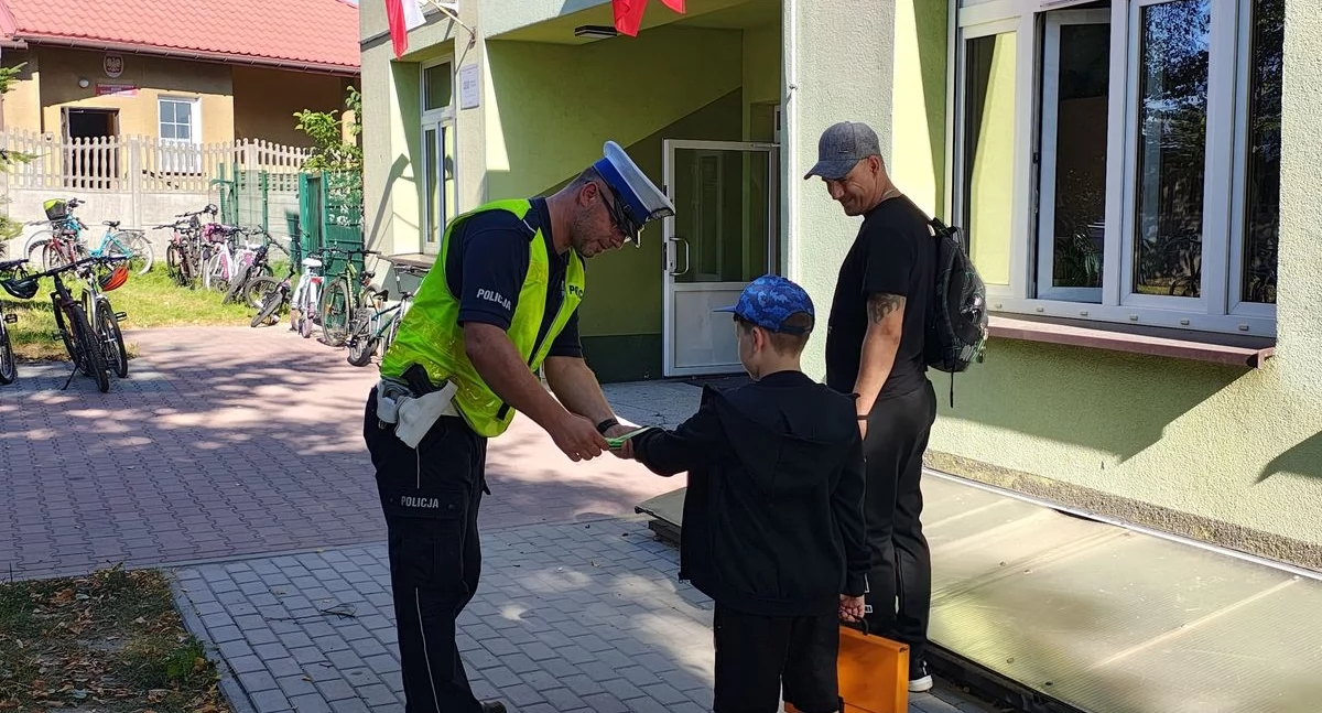 Bezpieczna droga do szkoły. Wieluńscy policjanci wyruszyli w teren