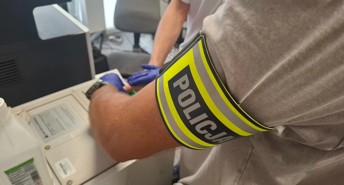 Była tak naćpana, że nie była w stanie prowadzić. Jej pasażer miał przy sobie narkotyki