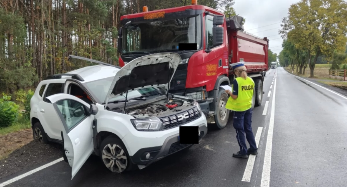 Osobówka zderzyła się z ciężarówką - dwie osoby trafiły do szpitala