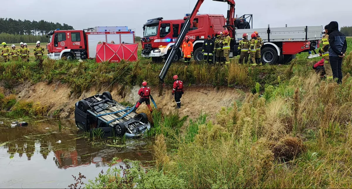 Tragedia w Drobnicach, samochód w stawie. Znaleziono ciała dwóch mężczyzn