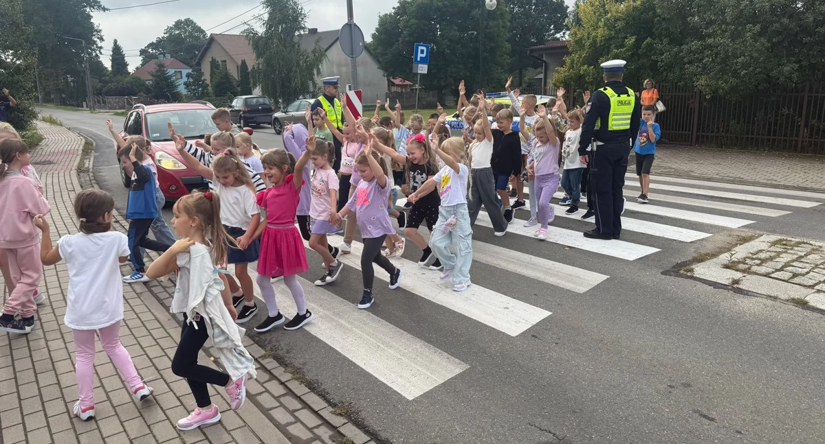 O bezpieczeństwie w ruchu drogowym - spotkanie policjantów z uczniami w Pieczyskach